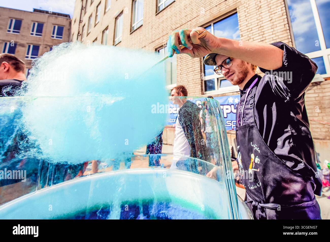 Moskau, Russland, 2. Mai 2021, Verkäufer windet blaue Zuckerwatte im Straßenrestaurant im Freien Stockfoto
