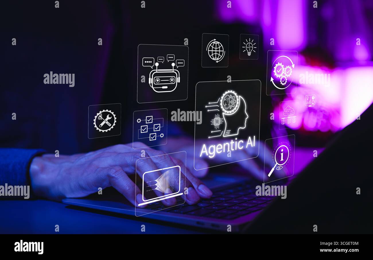Agentic AI und Intelligent Automation Technology Konzept. Tippen auf einem Laptop mit Symbolen für agentische KI, fortschrittliche künstliche Intelligenz, Stockfoto