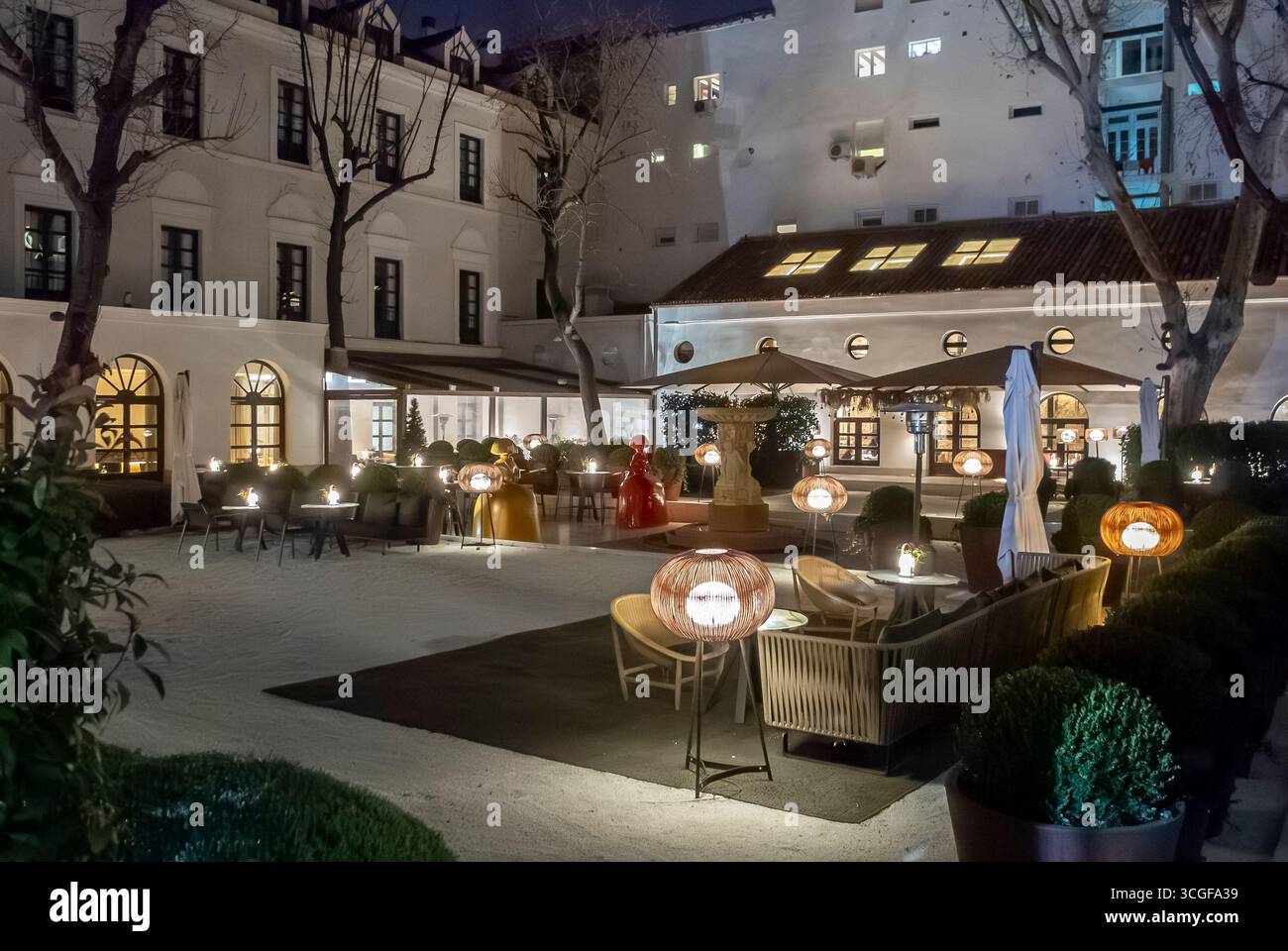 Madrid, Spanien, Weitwinkelblick, Luxushotel, 'Gran Mella Palacio de Los Duques » leeres Restaurant Terrasse, Nacht Stockfoto