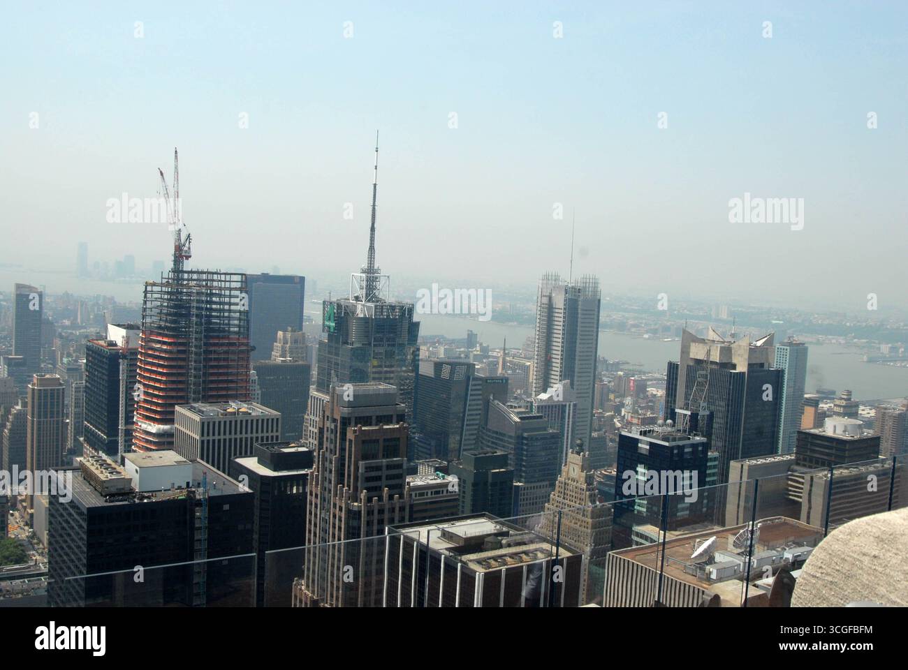 Der Blick von der Aussichtsplattform Top of the Rock im Rockefeller Center in New York City - 08. Juni 2007 Stockfoto