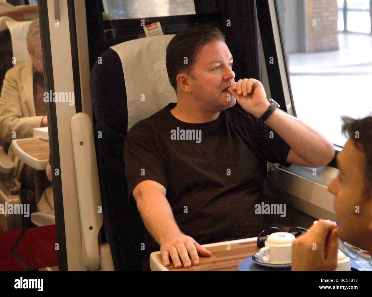 Ricky Gervais nimmt einen Zug in Edinburgh - 11. Juni 2007 Stockfoto