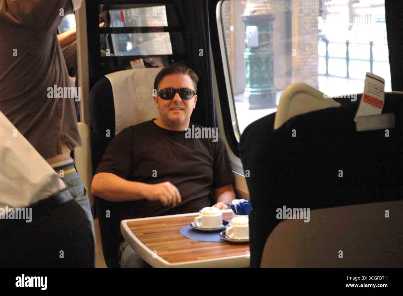 Ricky Gervais nimmt einen Zug in Edinburgh - 11. Juni 2007 Stockfoto