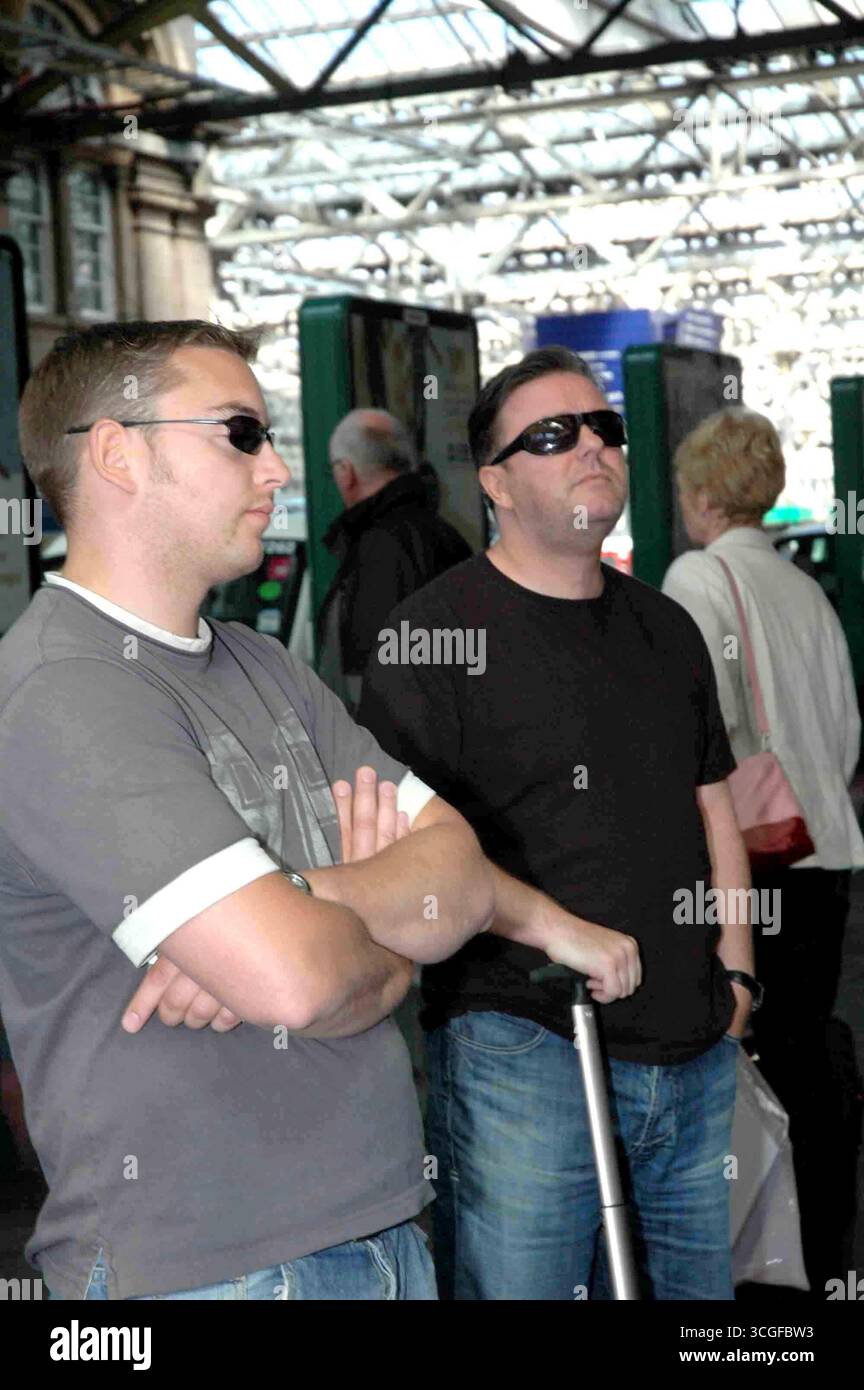 Ricky Gervais nimmt einen Zug in Edinburgh - 11. Juni 2007 Stockfoto