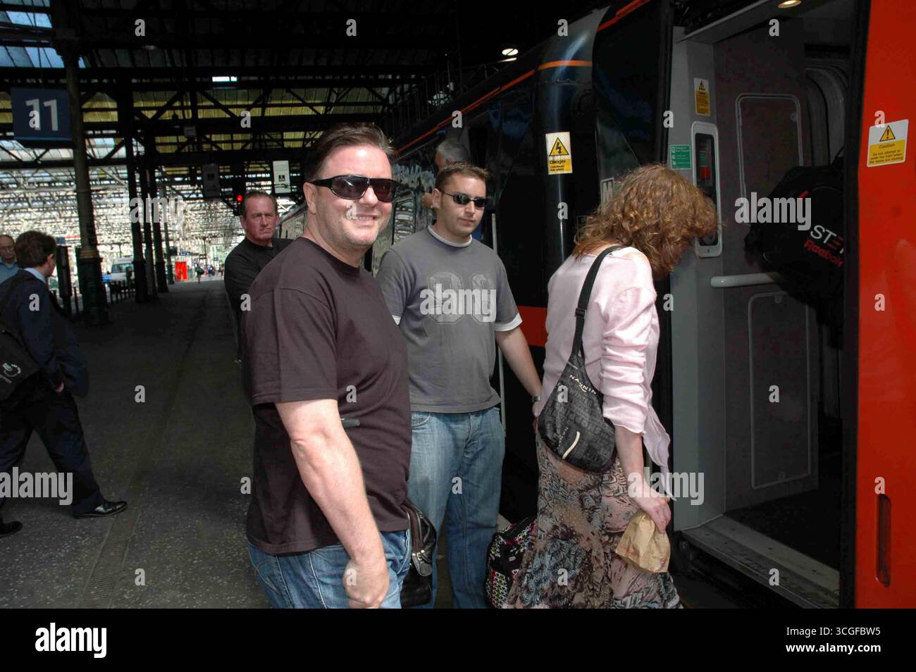 Ricky Gervais nimmt einen Zug in Edinburgh - 11. Juni 2007 Stockfoto