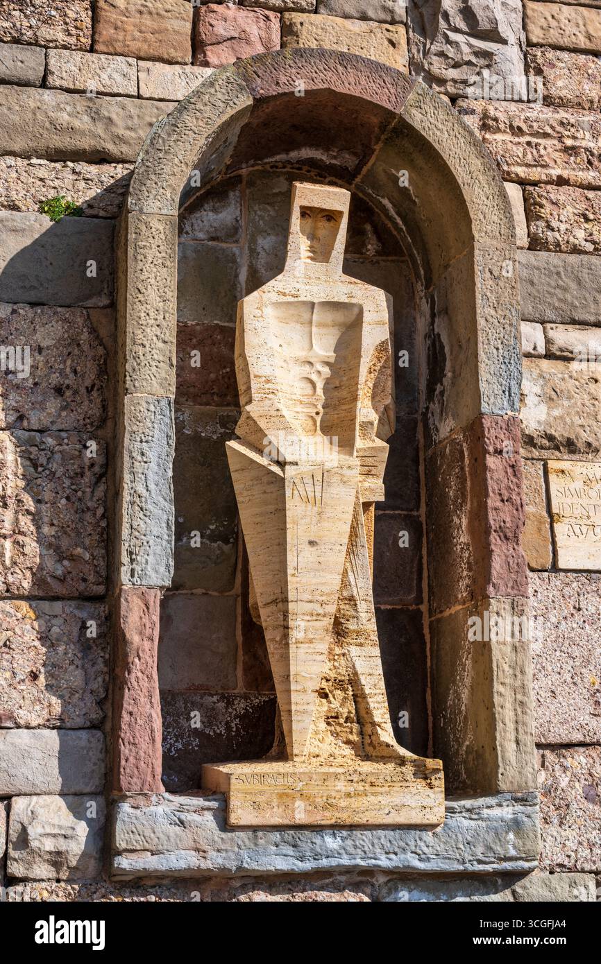 Statue des Heiligen Georg (Sant Jordi) von Josep Maria Subirachs im Kloster Montserrat in der spanischen Region Katalonien Stockfoto