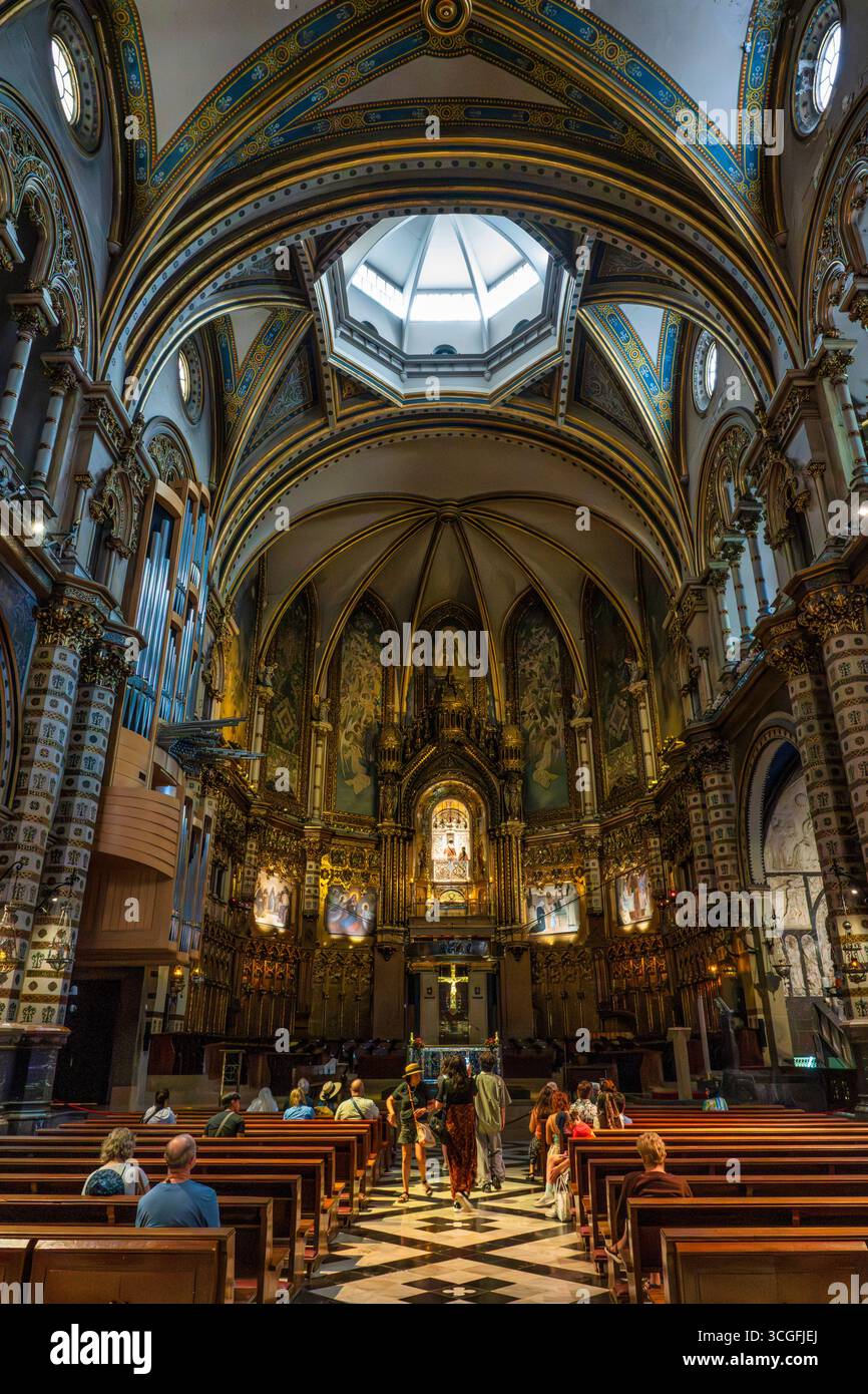 Das Innere der Basilika Santa Maria de Montserrat befindet sich in der spanischen Region Katalonien Stockfoto