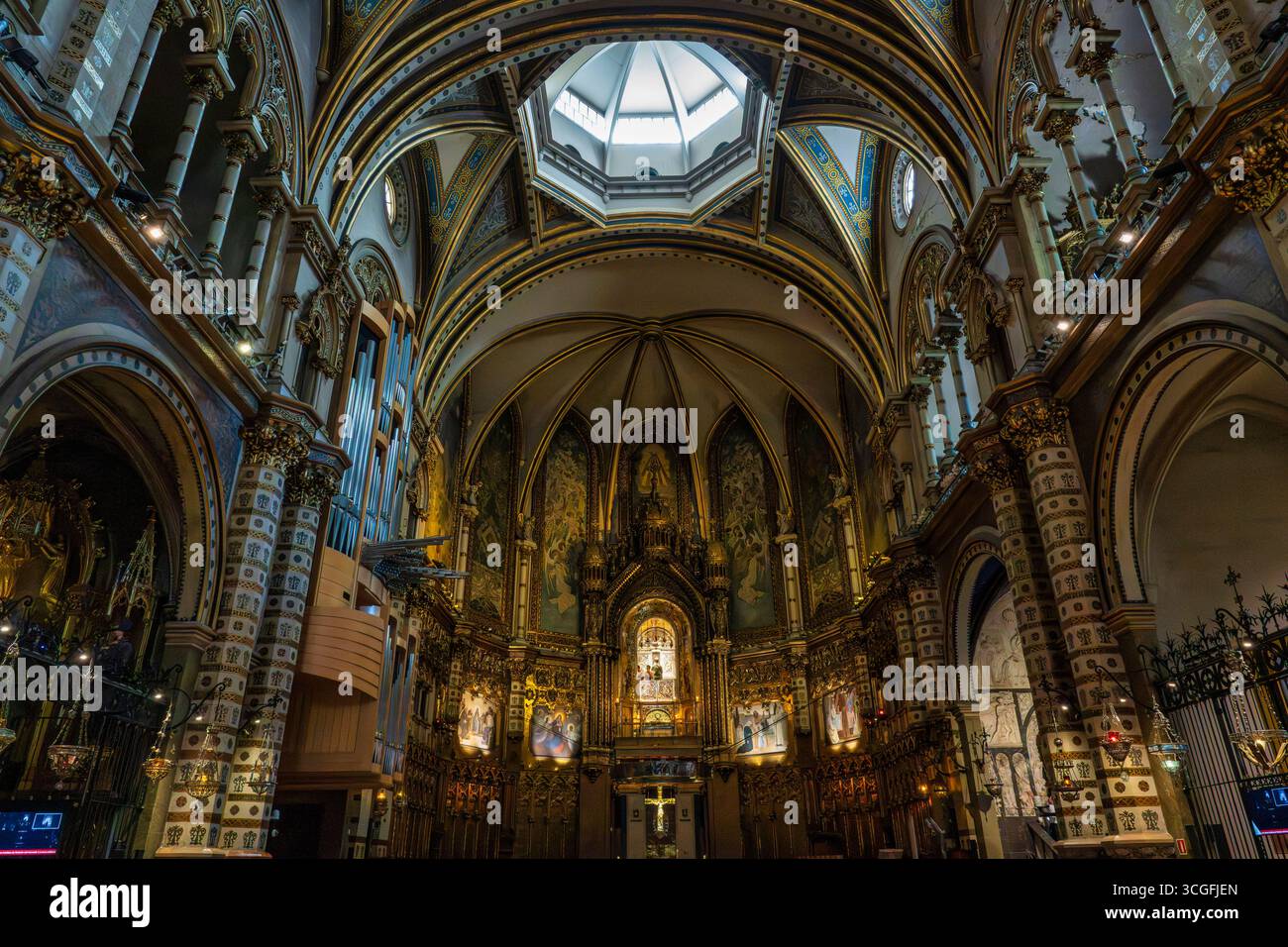 Das Innere der Basilika Santa Maria de Montserrat befindet sich in der spanischen Region Katalonien Stockfoto