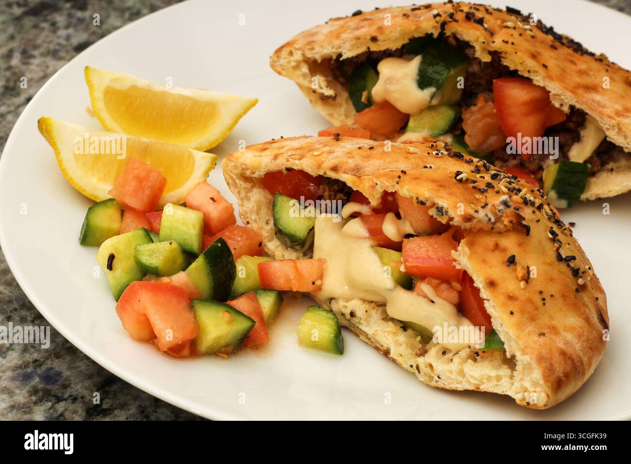 Pita-Brot gefüllt mit frischem Gemüse und Hummus Stockfoto