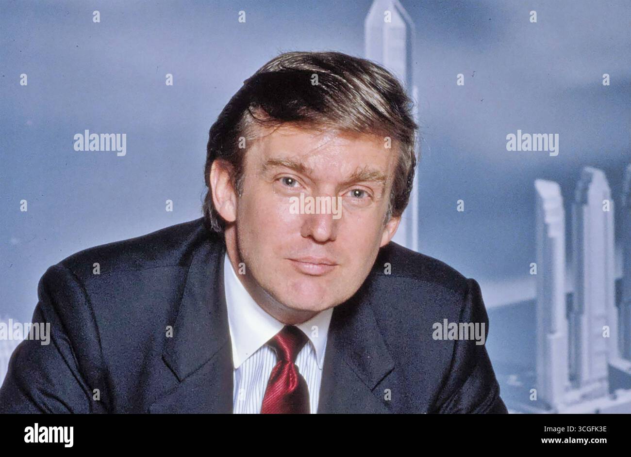 DONALD TRUMP 1985 mit einem Modell eines seiner Manhattan-Entwicklungsprojekte, das scheiterte. Stockfoto