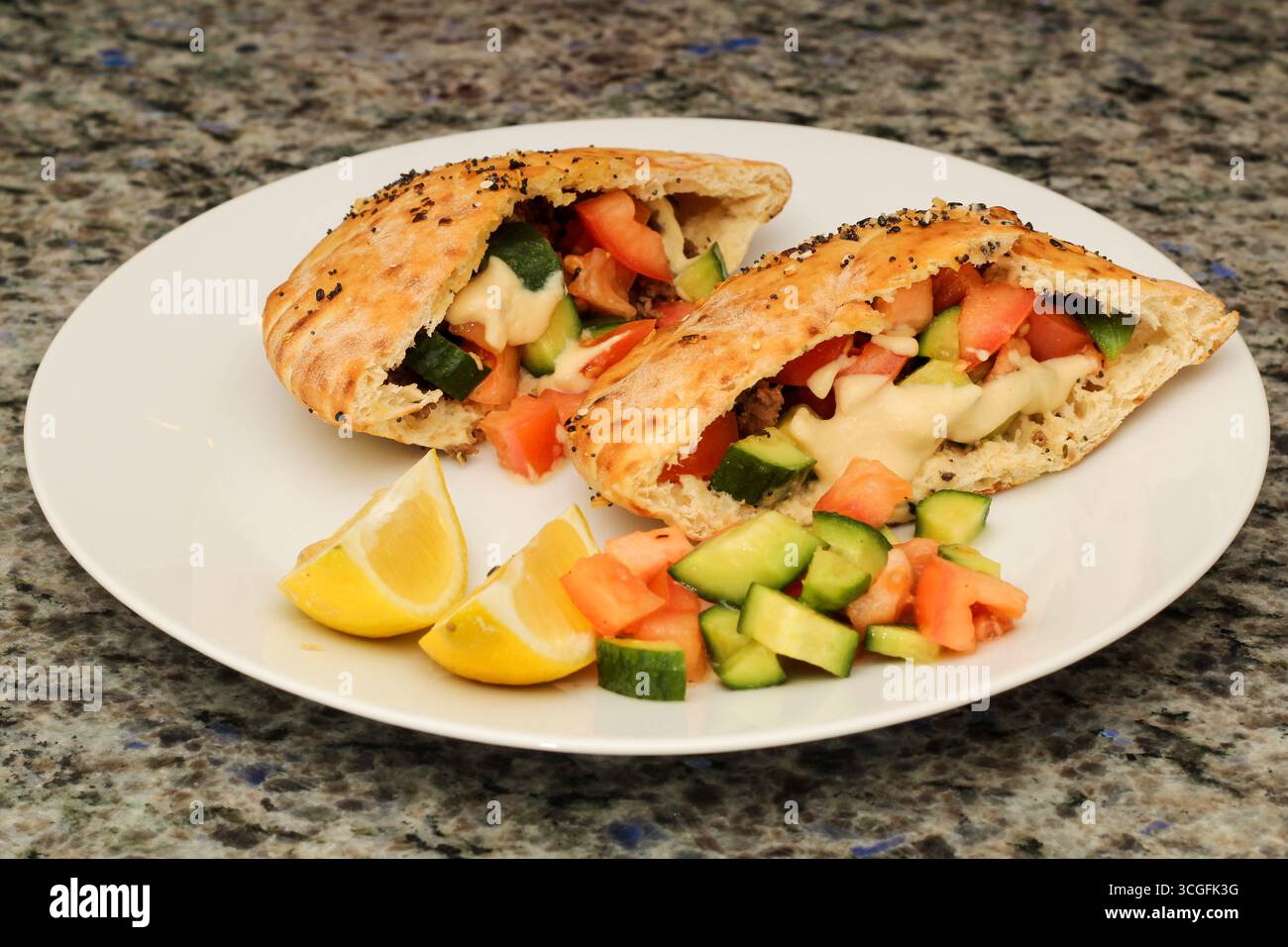 Pita-Brot gefüllt mit frischem Gemüse und Hummus Stockfoto