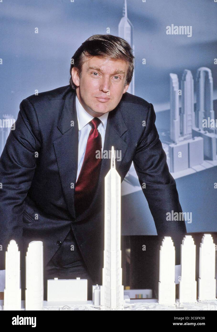 DONALD TRUMP 1985 mit einem Modell eines seiner Manhattan-Entwicklungsprojekte, das scheiterte. Stockfoto