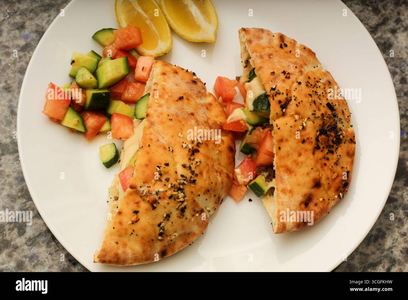 Pita-Brot gefüllt mit frischem Gemüse und Hummus Stockfoto