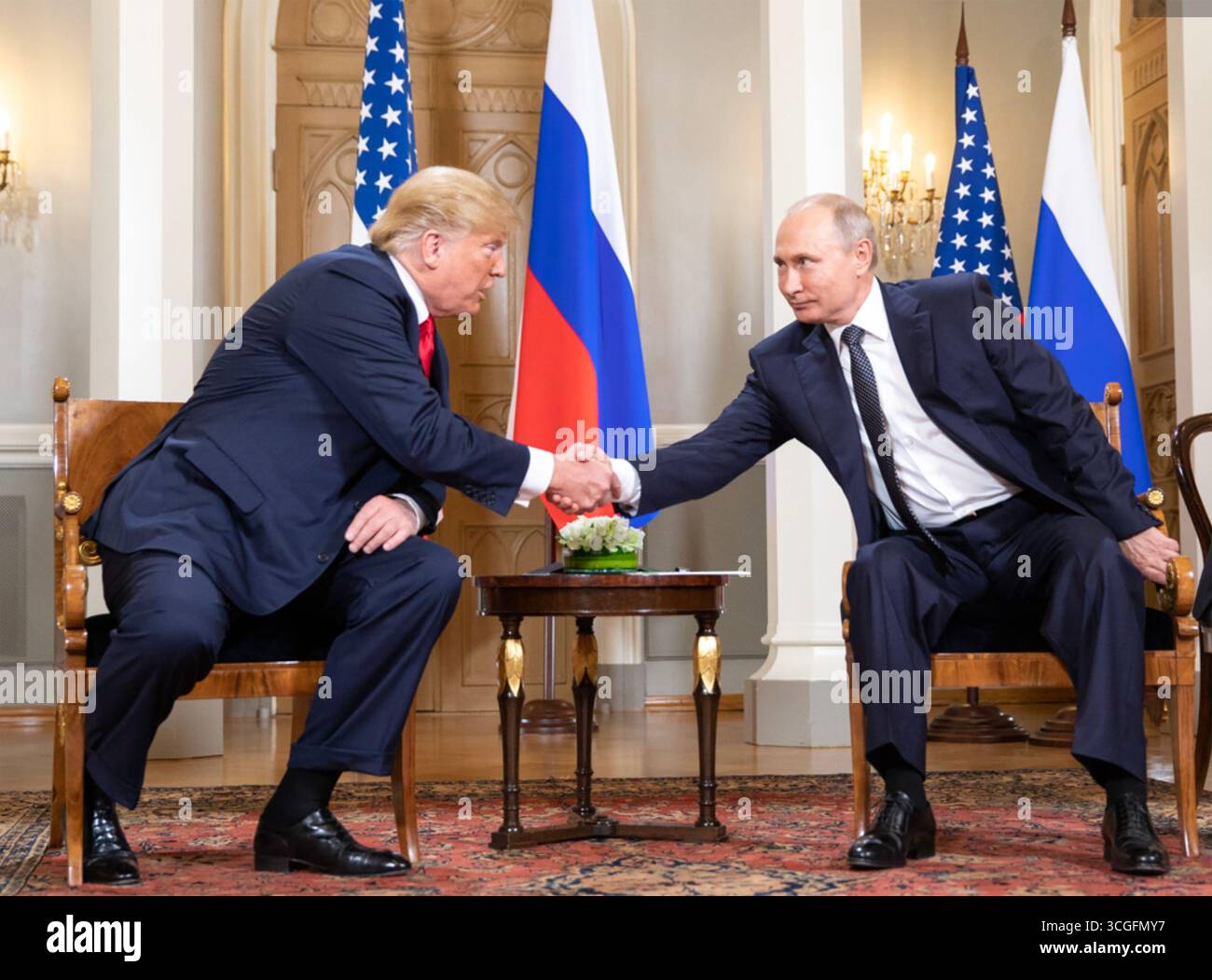 DONALD TRUMP schüttelt dem russischen Präsidenten Wladimir Putin auf dem Gipfel in Helsinki am 16. Juli 2018 die Hand Stockfoto