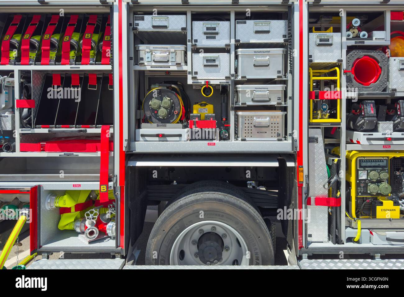 Stuttgart, Deutschland - 7. Juli. 2024: Abteile für Feuerwehrfahrzeuge, in denen die wichtigsten Löschgeräte im Detail dargestellt sind Stockfoto