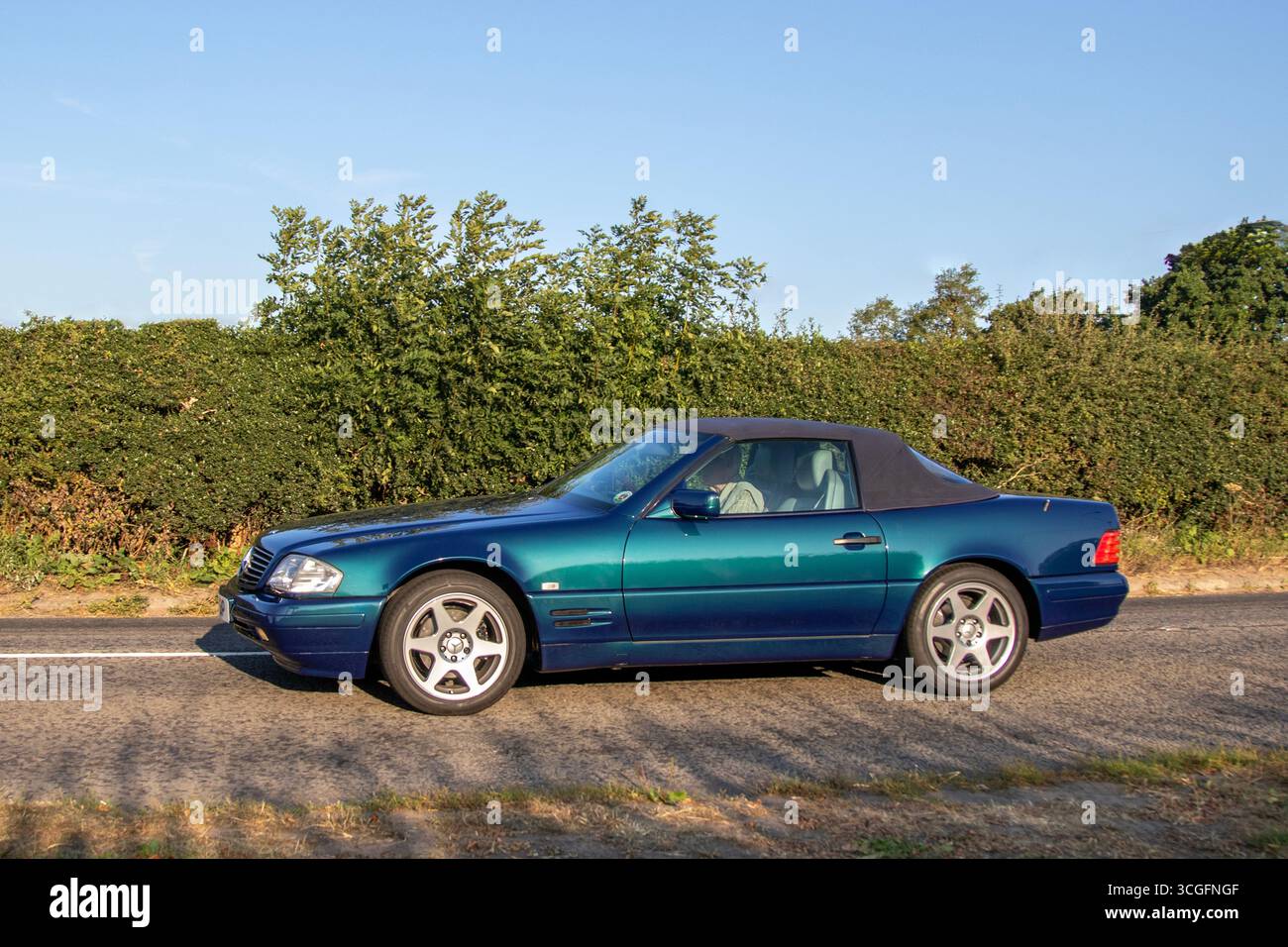 1998 90er Jahre Mercedes SL 320 SL320 Auto Car Roadster Benzin 3199 ccm; Reise nach Congleton, Cheshire Classic Car Show, Großbritannien Stockfoto
