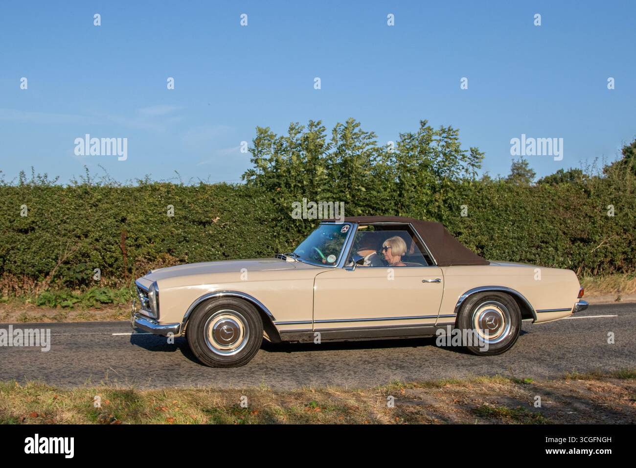 1967 60er, 60er Jahre Beige Mercedes Benz Auto Benzin 2496 ccm Reise nach Congleton, Cheshire Classic Car Show, Großbritannien Stockfoto