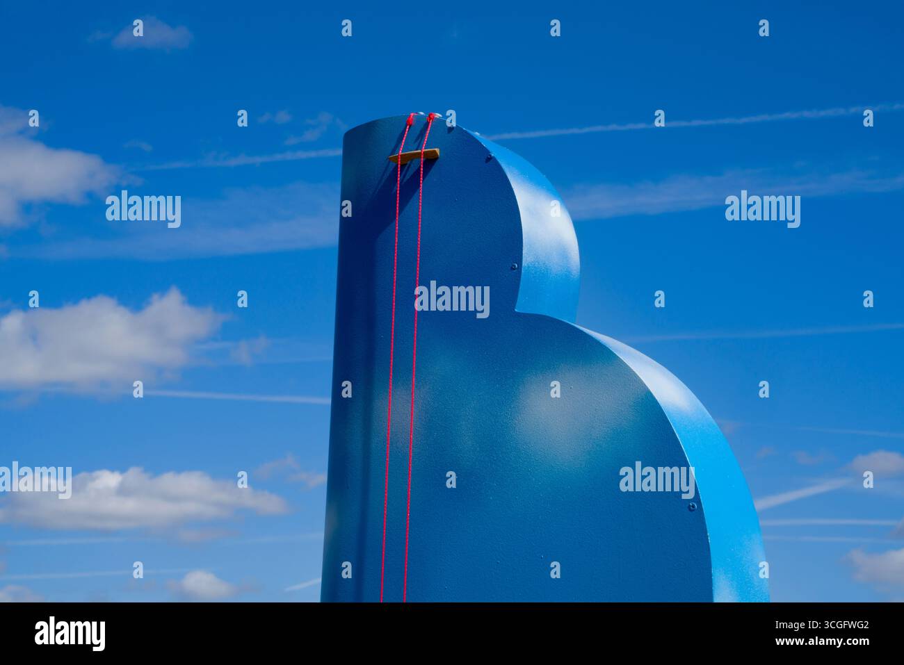 Blasharfenmusik, Klangkunstobjekt Klangwolke 1, Klangwolke, von Jutta Kelm, 12. Blaskunstfestival 2025, bewegter Wind, Zierenberg, Hessen Stockfoto