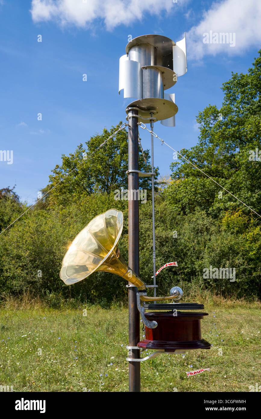Objekt 'Musik des Wetterzyklus' von Wolfram Spyra, Adrian Palka, Patricia Routh, 12. Blaskunstfestival 2025, 'bewegter Wind', Zierenberg, Deutschland Stockfoto
