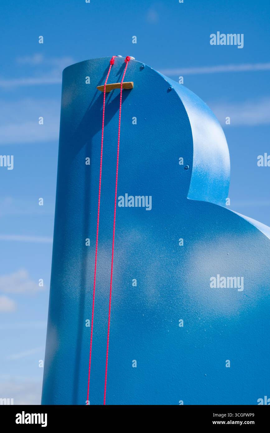 Blasharfenmusik, Klangkunstobjekt Klangwolke 1, Klangwolke, von Jutta Kelm, 12. Blaskunstfestival 2025, bewegter Wind, Zierenberg, Hessen Stockfoto