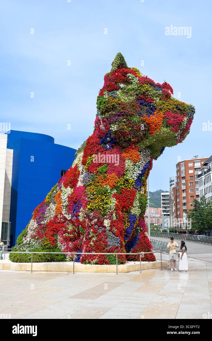 Eine Skulptur von Jeff Koons mit dem Titel Welpen vor dem Guggenheim Museum. Bilbao, Biskaya, Baskenland, Spanien, Europa Stockfoto
