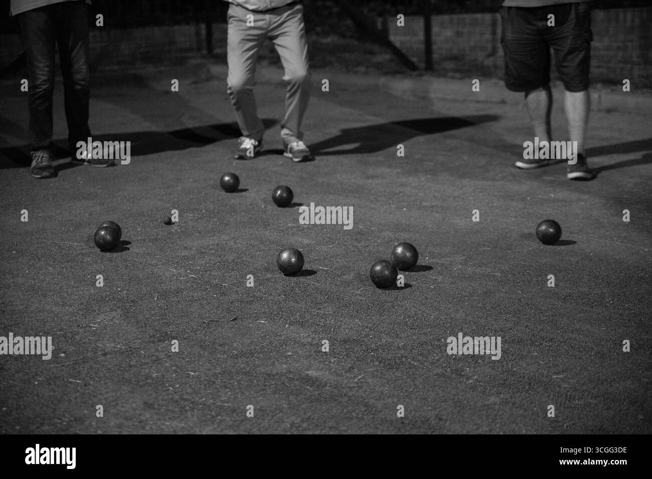 Metallbarren auf dem Spielfeld, die von Menschen beobachtet werden. Hochwertige Fotos Stockfoto