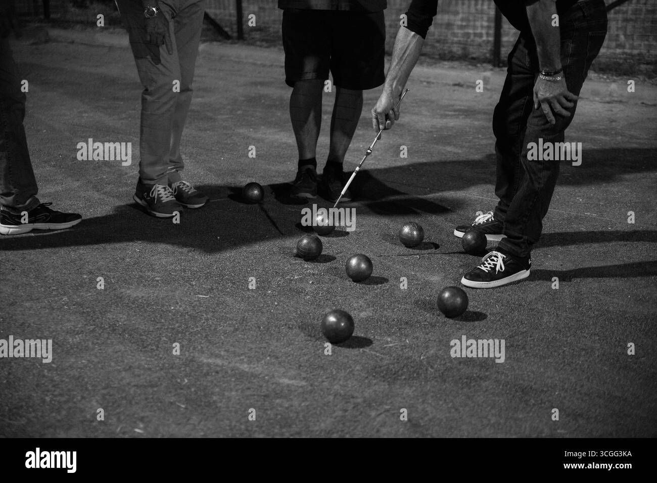 Metallbarren auf dem Spielfeld, die von Menschen beobachtet werden. Hochwertige Fotos Stockfoto