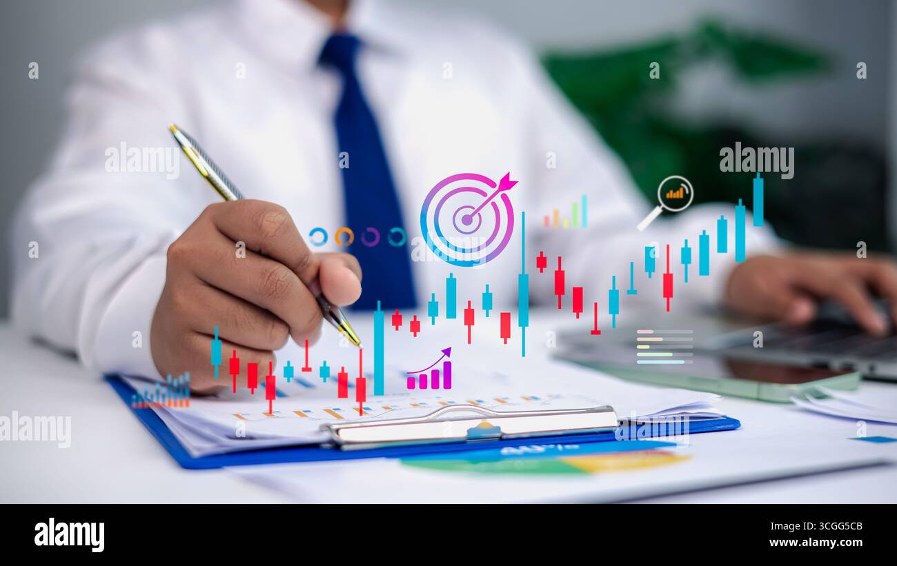 Geschäftsmann analysiert Finanzdaten mit Wachstumskarte, Börsendiagramm und Zielsymbol, Konzept der Anlagestrategie, Marktanalyse und AC Stockfoto