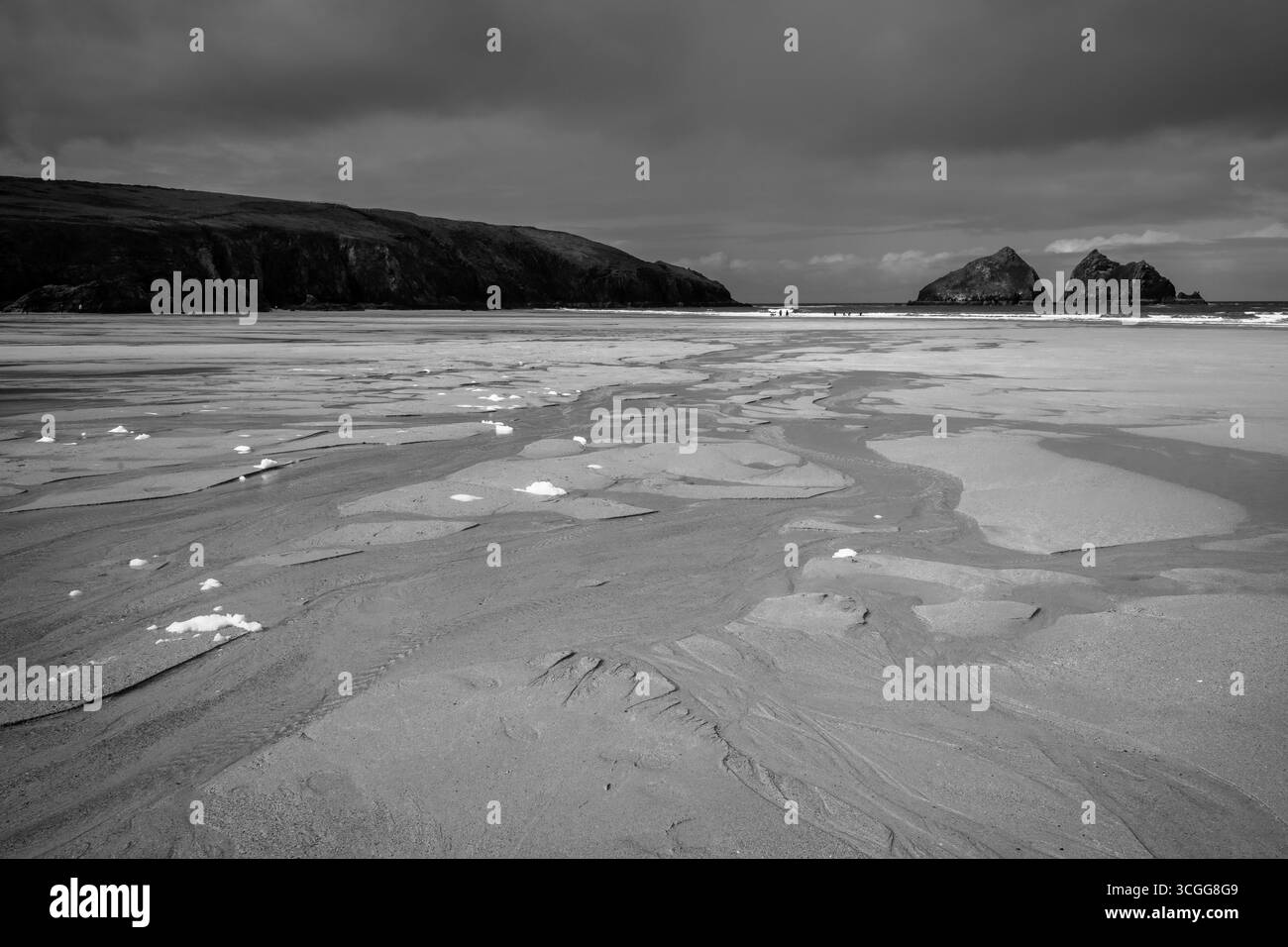 Schwarz-weiß am Holywell Bay Beach in Cornwall, großbritannien Stockfoto