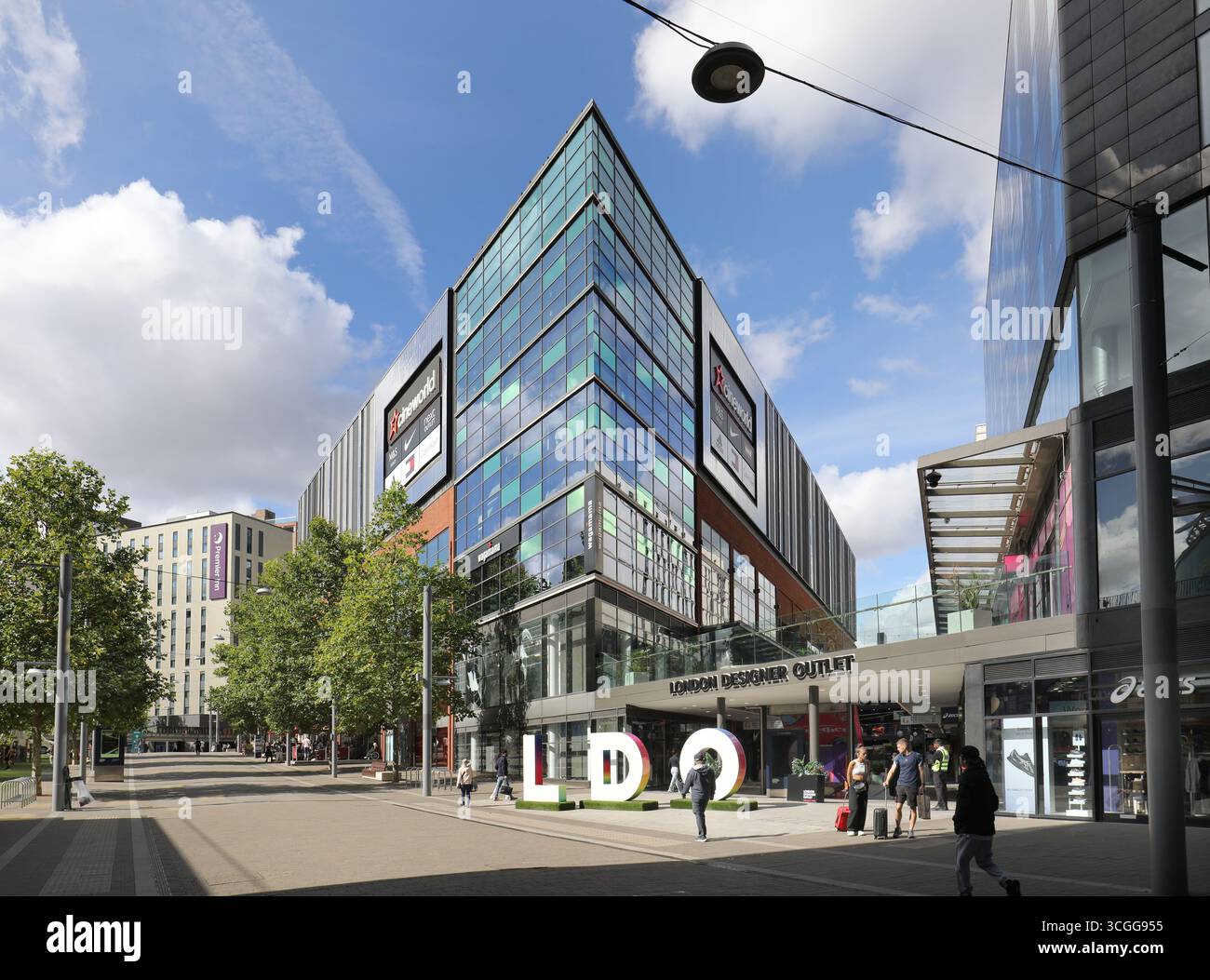 Das London Designer Outlet Einkaufszentrum im Wembley Park, London, Großbritannien. Am Lakeside Way, neben dem Wembley Stadium. Stockfoto