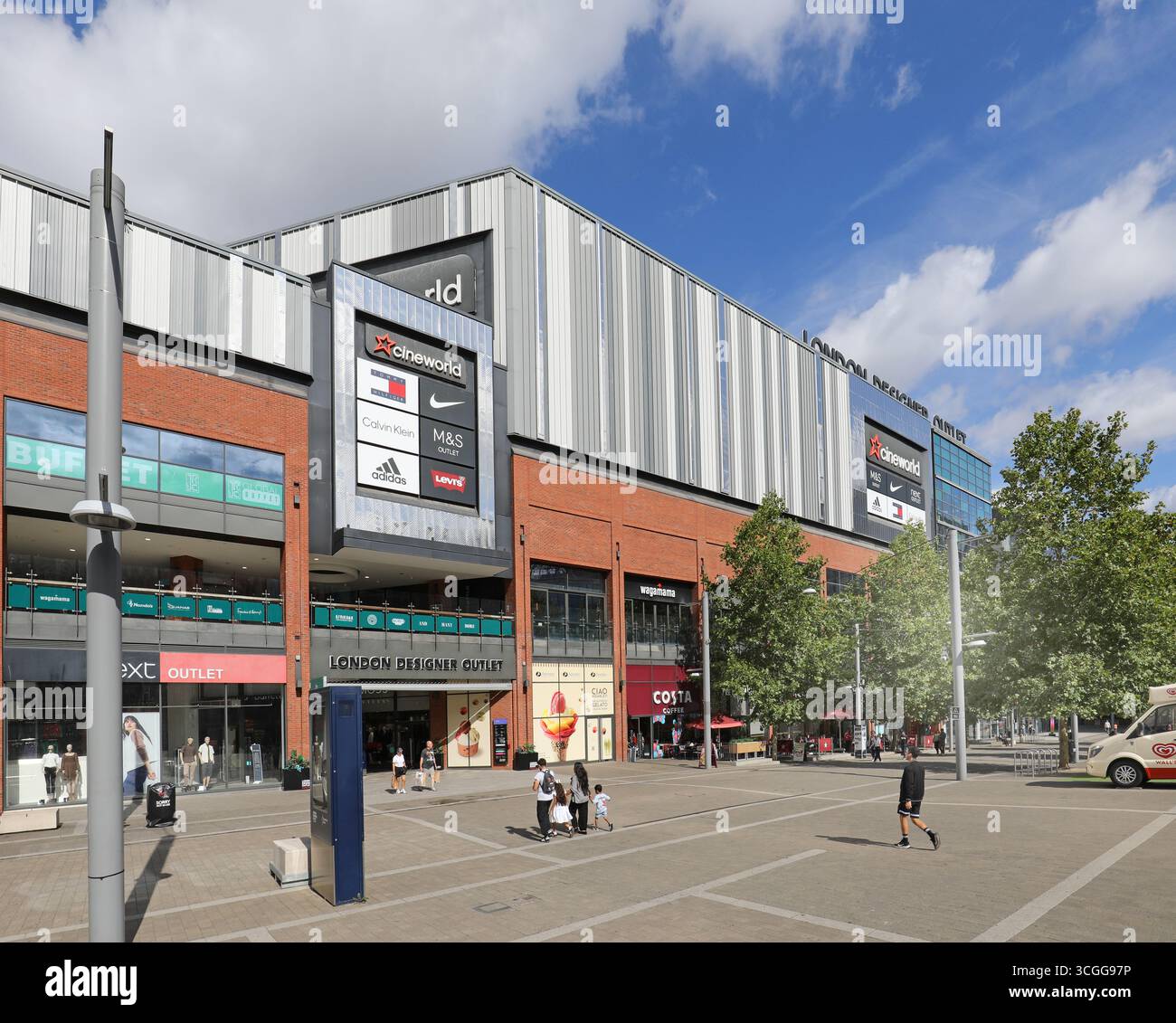 Das London Designer Outlet Einkaufszentrum im Wembley Park, London, Großbritannien. Am Lakeside Way, neben dem Wembley Stadium. Stockfoto