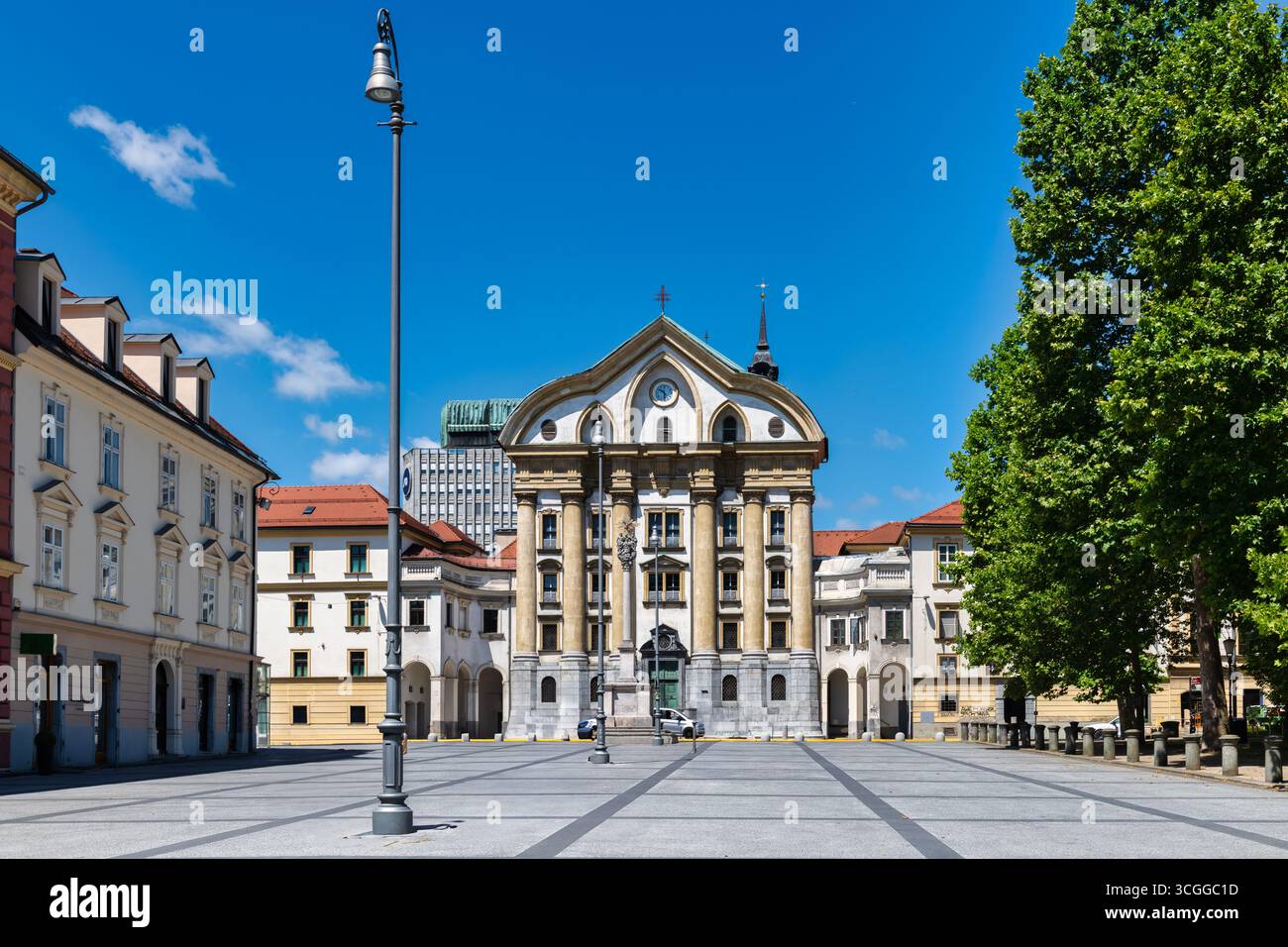 Ursulinenkirche der Heiligen Dreifaltigkeit und Kongressplatz in Ljubljana in Slowenien. Stockfoto