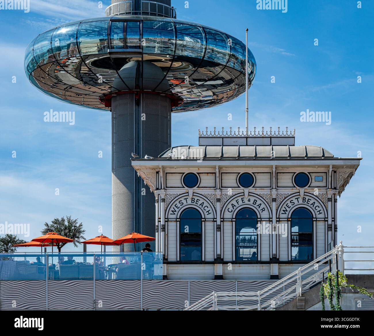 West Beach Café und Bar vor dem Hintergrund des i360-Turms und einem blauen Himmel. Stockfoto