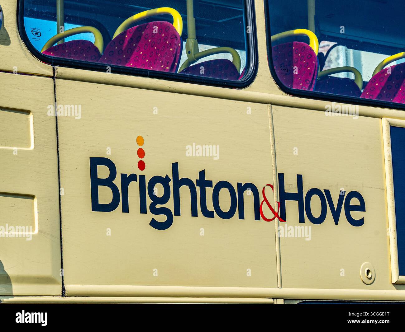 Brighton und Hove Schilder an der Seite eines Busses vor cremefarbenem Hintergrund. Stockfoto Brighton und Hove Schilder an der Seite eines Busses vor cremefarbenem Hintergrund. Stockfoto