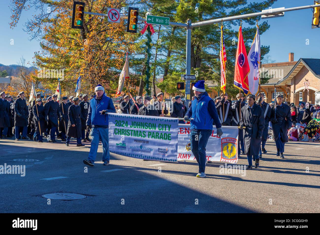 Johnson City, Tennessee, USA - 7. Dezember 2024: Weihnachtsparade im Stadtzentrum mit JROTC-Gruppe. Stockfoto