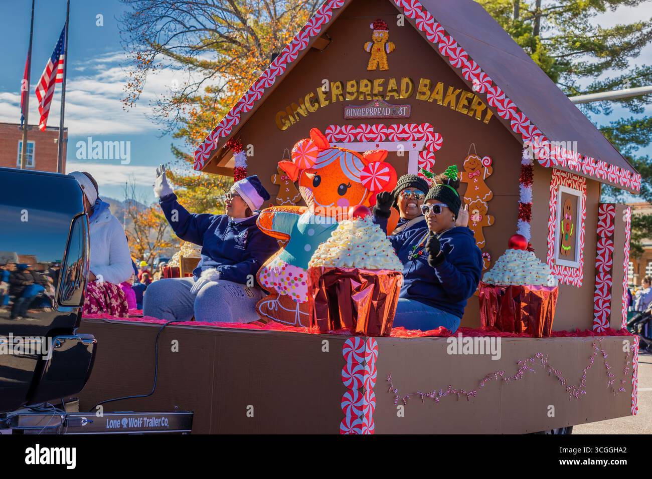 Johnson City, Tennessee, USA – 7. Dezember 2024: Lebkuchen schweben bei der Weihnachtsparade im Stadtzentrum. Stockfoto