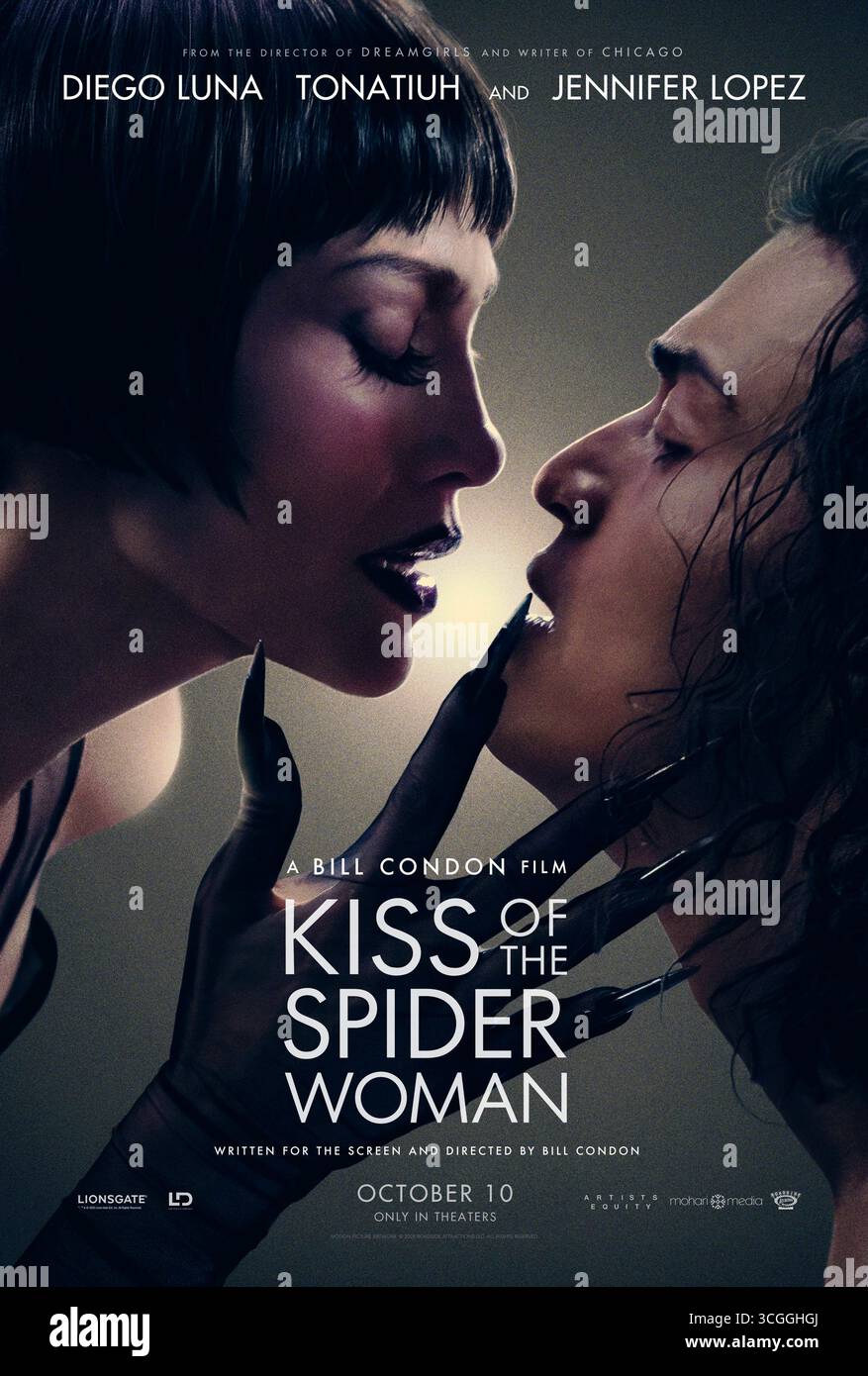 Kiss of the Spider Woman (2025) von Javier Bardem mit Gael García Bernal, Diego Luna und Pedro Pascal. Eine Neuinterpretation der klassischen Geschichte von zwei Männern, die sich eine Gefängniszelle teilen, einer ein politischer Gefangener und der andere ein schwuler Fensterfreund, der durch die Nacherzählung alter Filmverläufe entkommt. NUR ZUR REDAKTIONELLEN VERWENDUNG des US-Advance-Posters. Hinweis: BFA / Lionsgate / Sehenswürdigkeiten am Straßenrand Stockfoto
