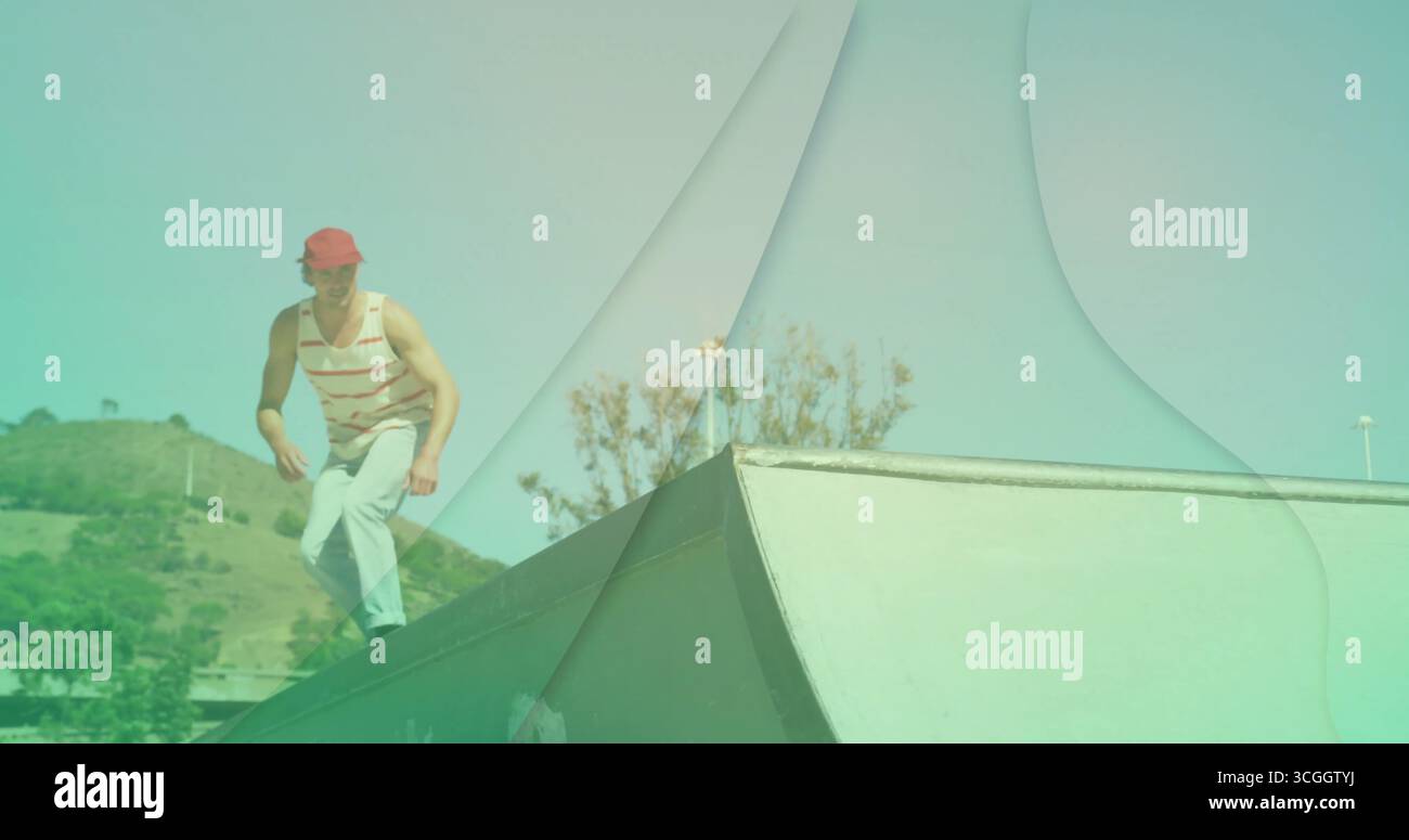 Ausbalancierender Skateboarder mit roter Kappe und gestreiftem Oberteil auf Metallrampe im Skatepark, Kopierraum Stockfoto