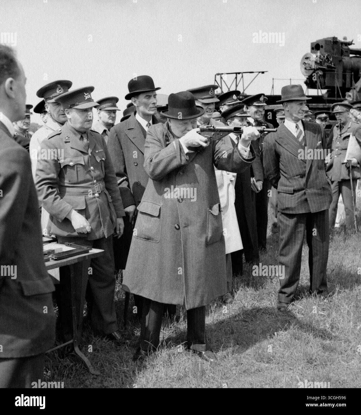 SHOEBURYNESS, ESSEX, ENGLAND, Vereinigtes Königreich - 13. Juni 1941 - der britische Premierminister Winston Churchill zielt mit einer Sten-Kanone während eines Besuchs im Royal Artil ab Stockfoto