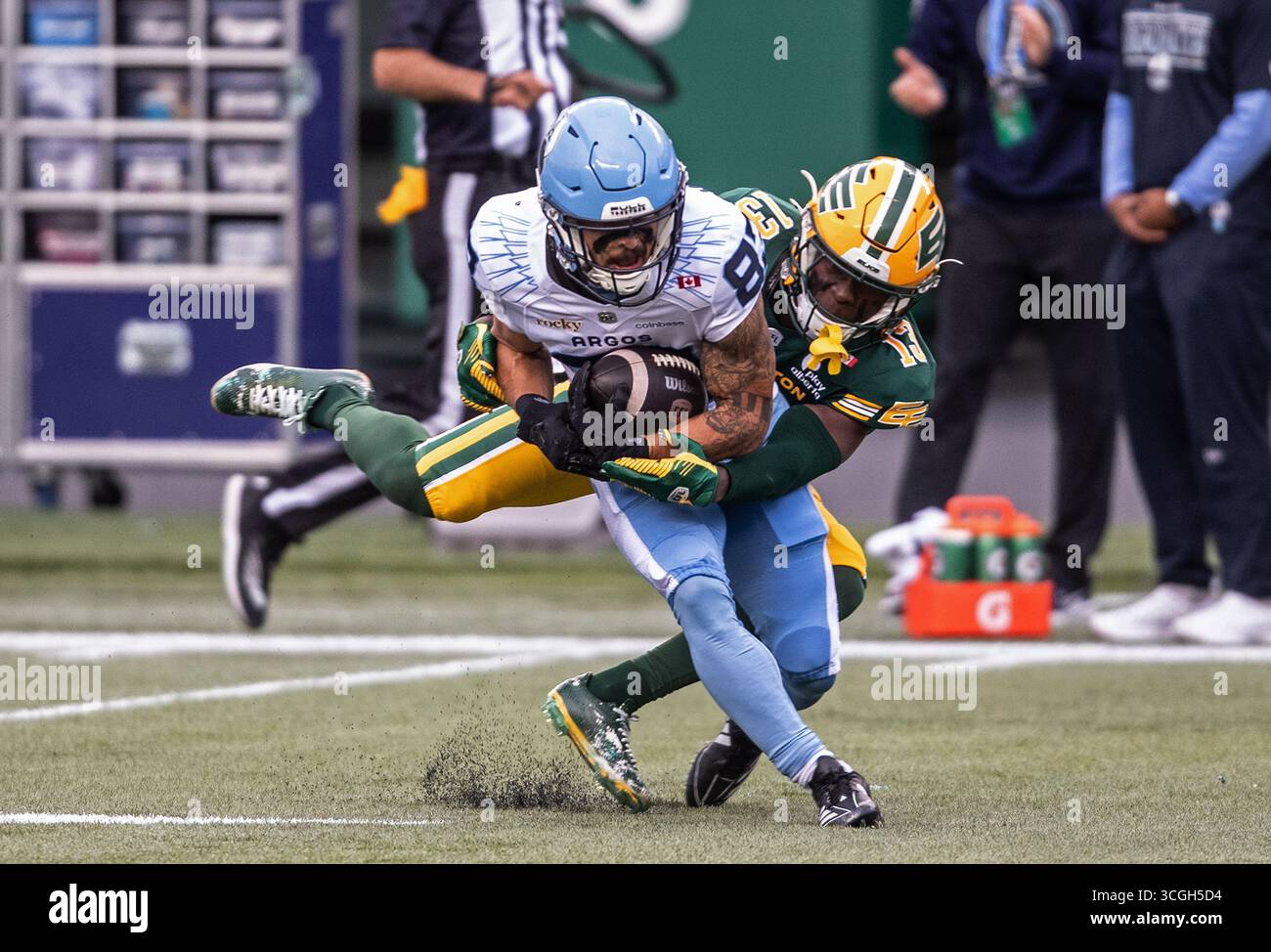 Edmonton, Kanada. August 2025. David Ungerer III (83) von Toronto Argonauts wird am Freitag, den 15. August 2025, von Edmonton Elks Kordell Jackson (13) während der ersten Halbzeit der CFL in Edmonton angegriffen. Quelle: The Canadian Press/Alamy Live News Stockfoto