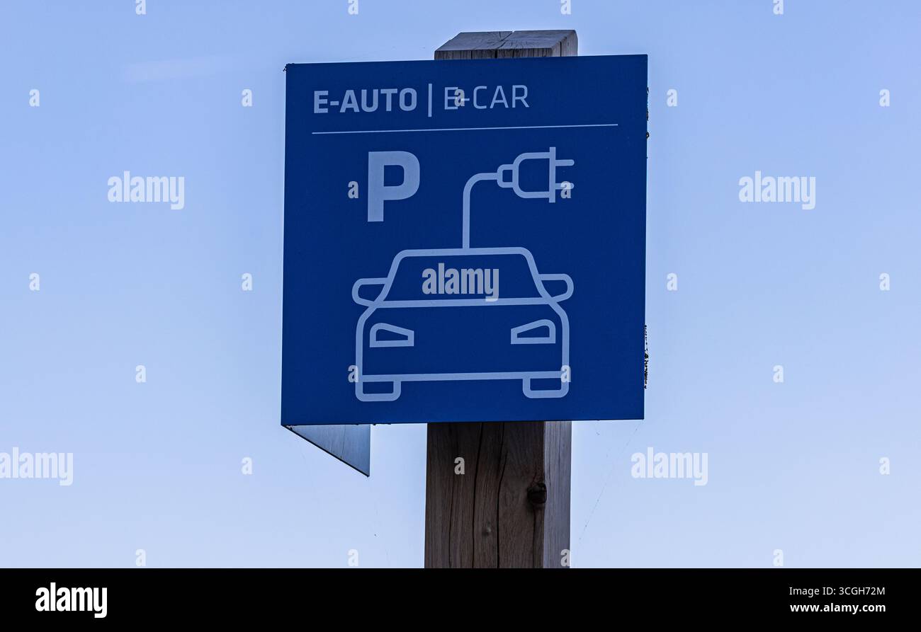 Dachsen, Schweiz, 10. Mai 2025: Ein Schild weist auf eine Ladestation für Elektroautos hin. (Foto: Andreas Haas/dieBildmanufaktur) Stockfoto