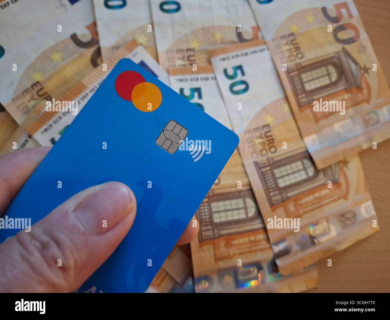 Stockbilder 07/2025 EC Karte mit Geld Hamburg Hamburg Deutschland *** Stockfotos 07 2025 EC Karte mit Geld Hamburg Deutschland Copyright: XLobeca/RalfxHomburgx Stockfoto