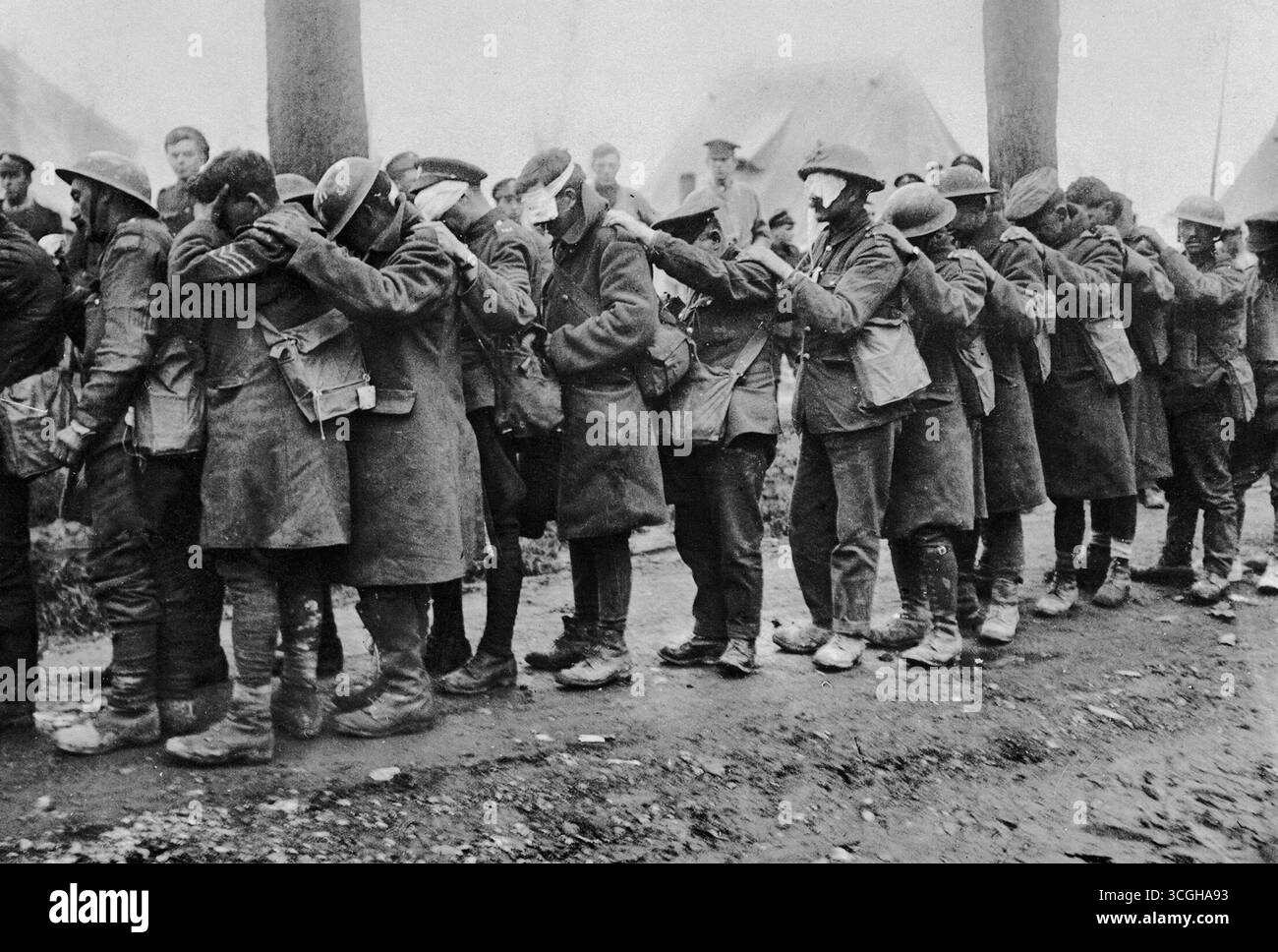 BETHUNE, FLANDERN, FRANKREICH - 10. April 1918 - Soldaten der 55. West Lancashire Division, die durch Tränengas geblendet wurden, warten auf die Behandlung in einem Advan Stockfoto