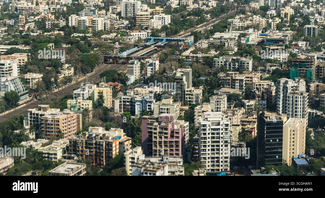 Aus der Vogelperspektive auf das Wohngebiet Mumbai und den Bahnhof. Stockfoto