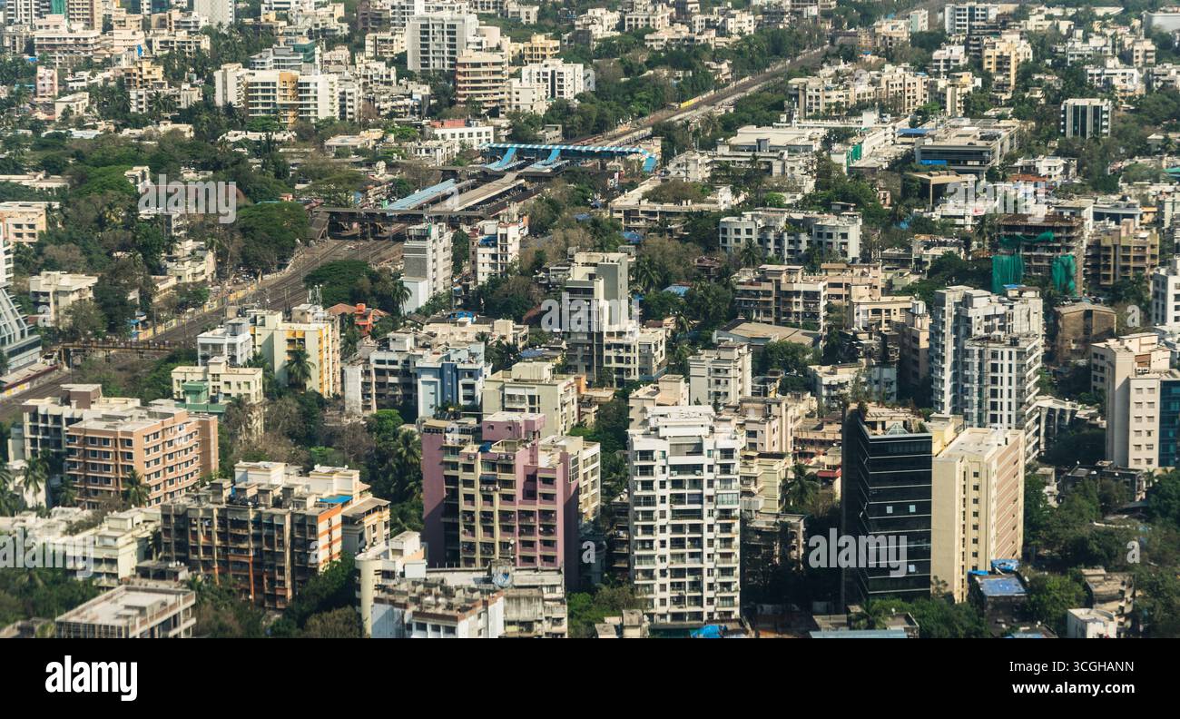 Aus der Vogelperspektive auf das Wohngebiet Mumbai und den Bahnhof. Stockfoto