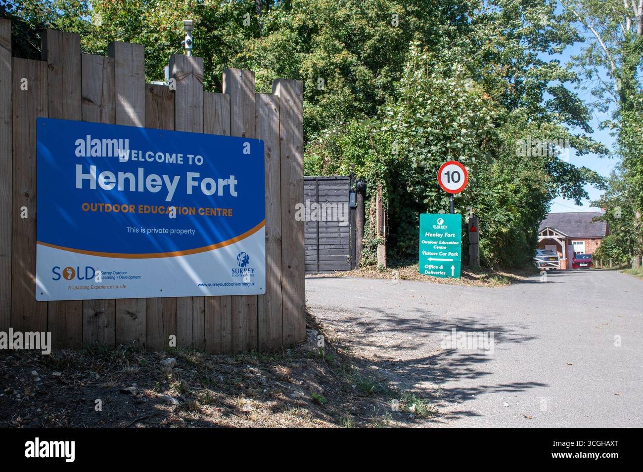 Henley Fort, ein viktorianisches Fort, das Ende des 19. Jahrhunderts auf dem Rücken der Schweine oberhalb von Guildford, Surrey, England, gebaut wurde und heute ein Bildungszentrum im Freien ist Stockfoto