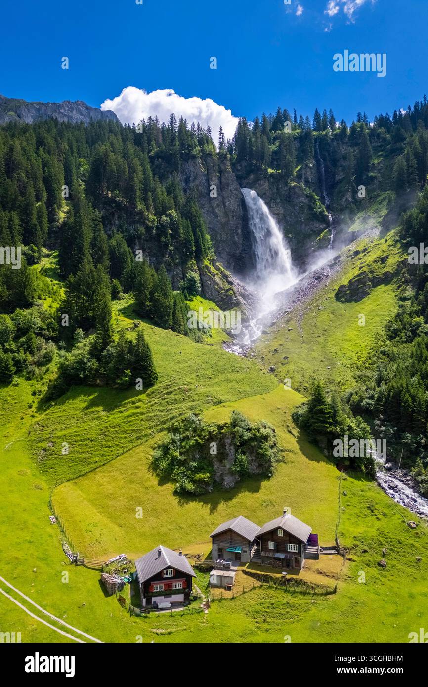 Blick aus der Vogelperspektive auf den Wasserfall Stäubifall (auch Stäuben oder Staublifall genannt) im Sommer. Unterschächen, Klausenpass, Kanton URI, Schweiz. Stockfoto