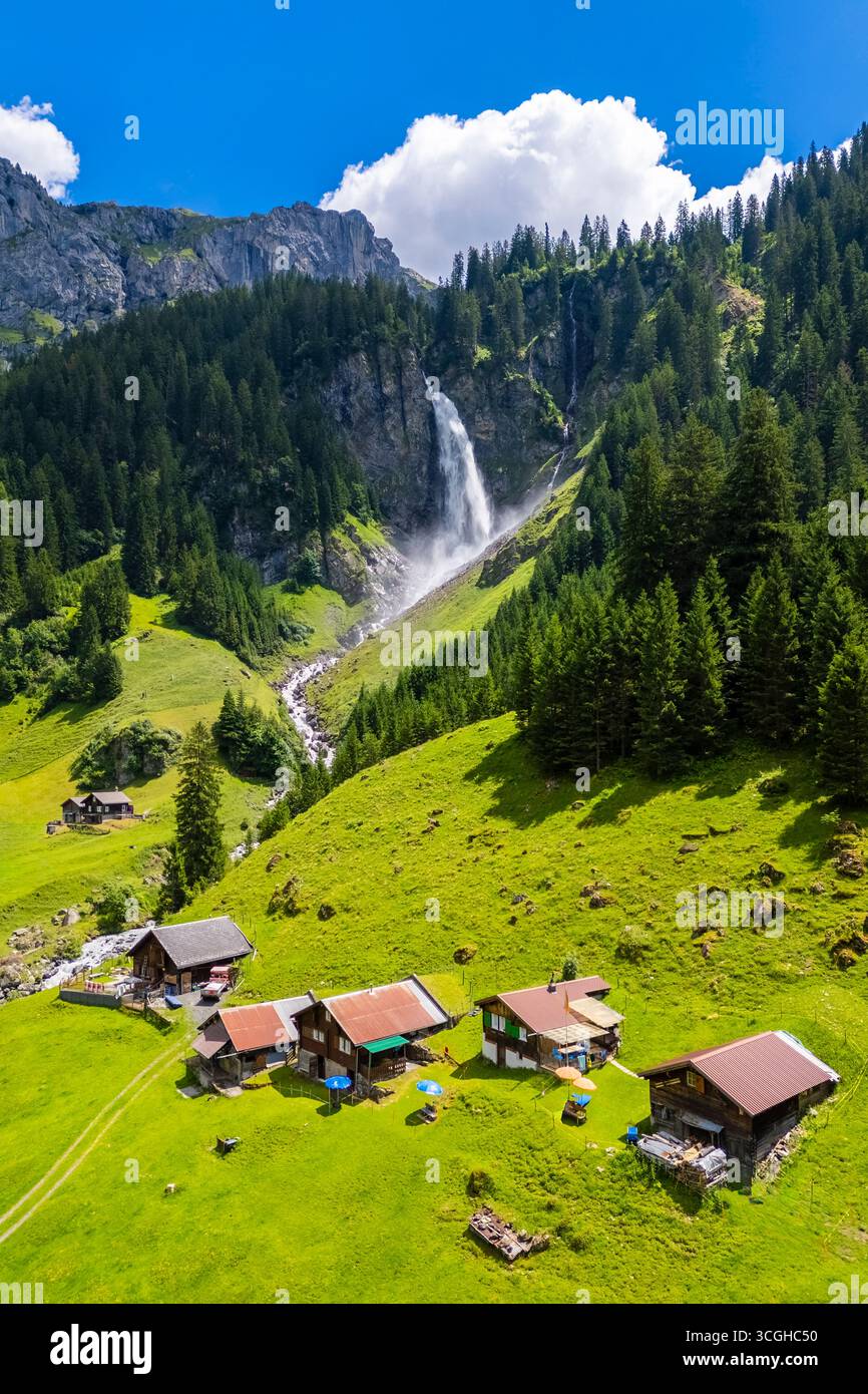 Blick aus der Vogelperspektive auf den Wasserfall Stäubifall (auch Stäuben oder Staublifall genannt) im Sommer. Unterschächen, Klausenpass, Kanton URI, Schweiz. Stockfoto