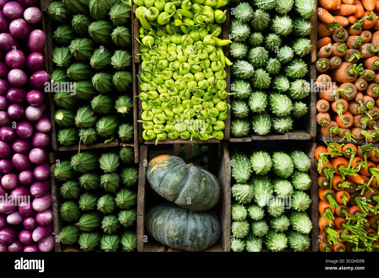 Mehrere Sorten tropischen Gemüses, ordentlich zum Verkauf angeboten. Stockfoto