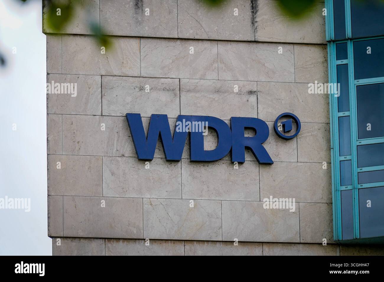 Deutschland, Düsseldorf, Nordrhein-Westfalen, Europa: WDR-Logo an Gebäudefassade, Westdeutscher Rundfunk, ARD-Sender, öffentlich-rechtlicher Rundfunk, Medien, Journalismus, Nachrichten, Kultur, Hörfunk und Fernsehen, Medienstandort Düsseldorf, Pressefreiheit, deutsche Medienlandschaft, Rundfunkanstalt, Politik und Medien. Düsseldorf Nordrhein-Westfalen Deutschland *** Deutschland, Düsseldorf, Nordrhein-Westfalen, Europa WDR-Logo auf der Gebäudefassade, Westdeutscher Rundfunk, ARD-Rundfunk, öffentlich-rechtlicher Rundfunk, Medien, Journalismus, Nachrichten, Kultur, Radio und Fernsehen, Medienstandort Düsseld Stockfoto