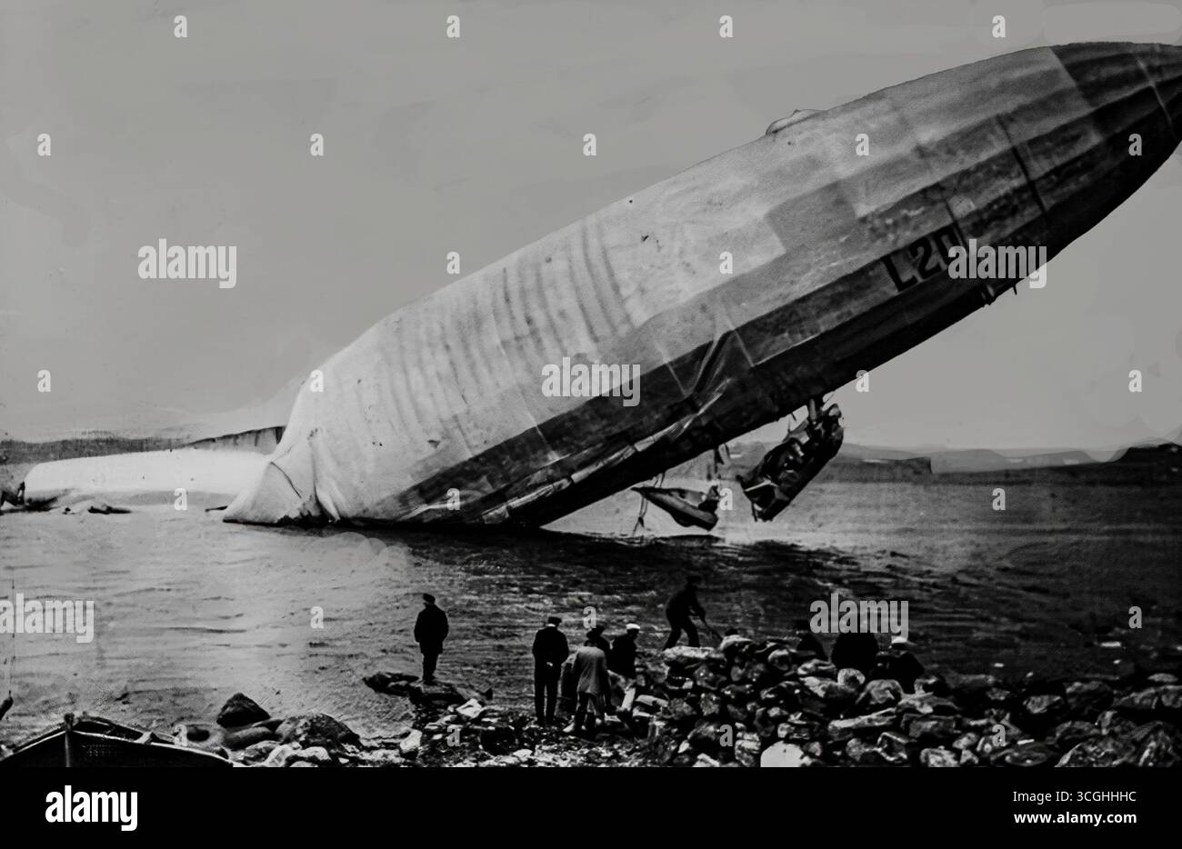 Archivbild aus L’Illustration, 20. Mai 1916, zeigt den deutschen Zeppelin L20, der nach unkontrolliertem Driften an einer norwegischen Küste gestrandet ist. Die Gondel liegt kaputt, als sich die Einheimischen dem Wrack nähern. Dieses eindrucksvolle Foto dokumentiert das Schicksal eines von drei deutschen Zeppelinen, die in nur drei Tagen zerstört wurden, und unterstreicht die Gefahren, denen die deutsche Luftflotte während des Ersten Weltkriegs ausgesetzt war. Stockfoto